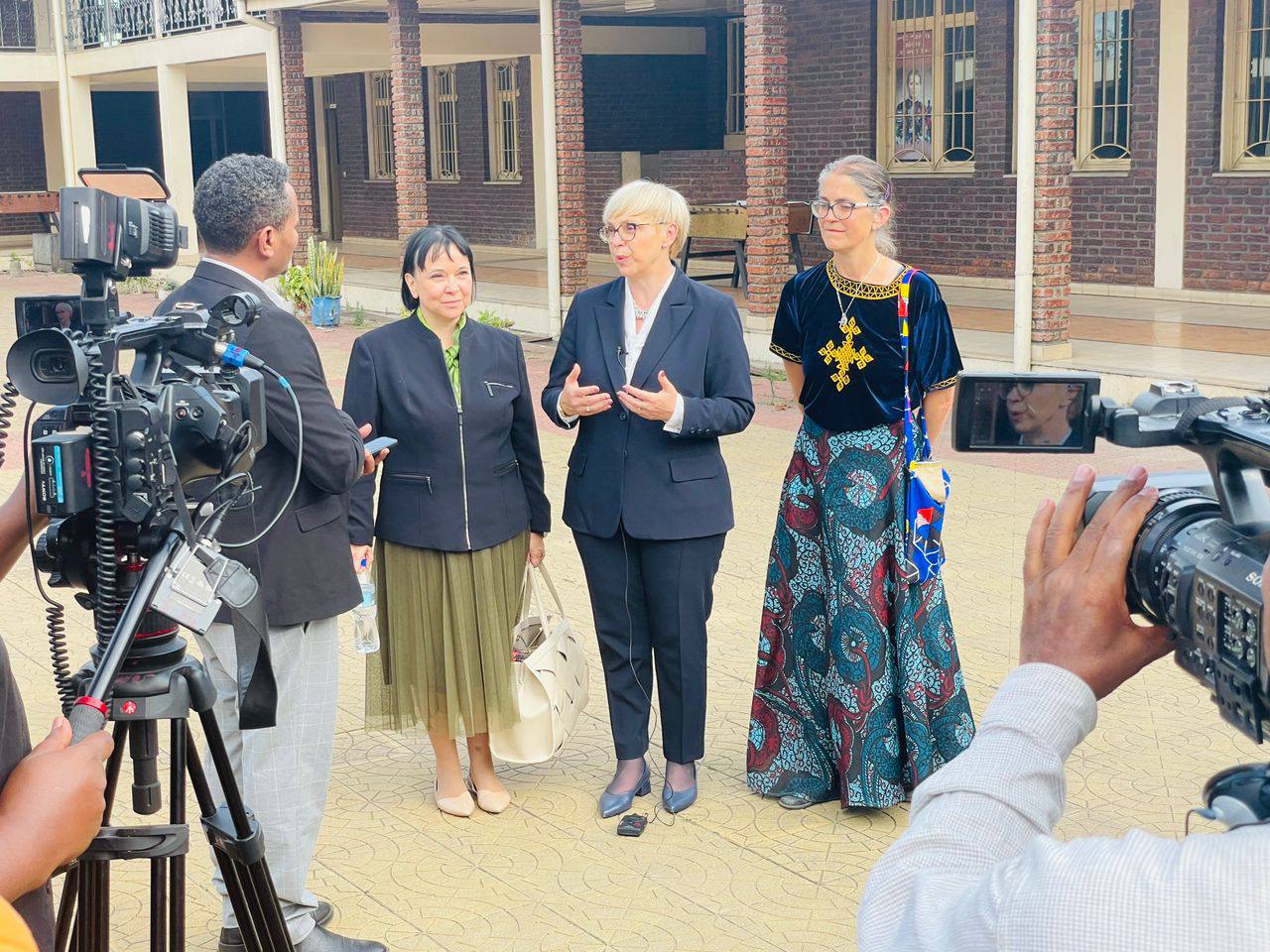 Morda je slika naslednjega: 6 oseb in besedilo